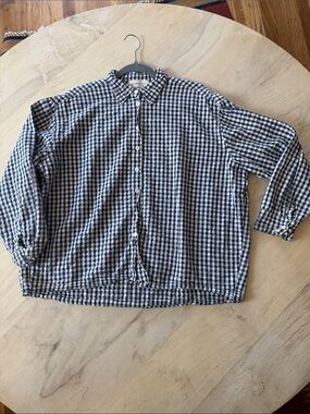 Casual Gingham Button-Down Shirt in Navy and White